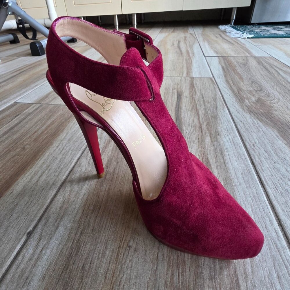 Christian Louboutin Orlan Red Leather Suede 140  Peep-Toe T-Strap Eur. 38.5